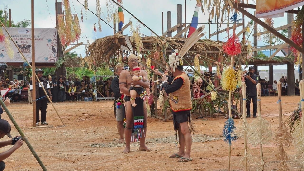 Rajut Kebanggaan di Festival Budaya Kayan UFAH 2025