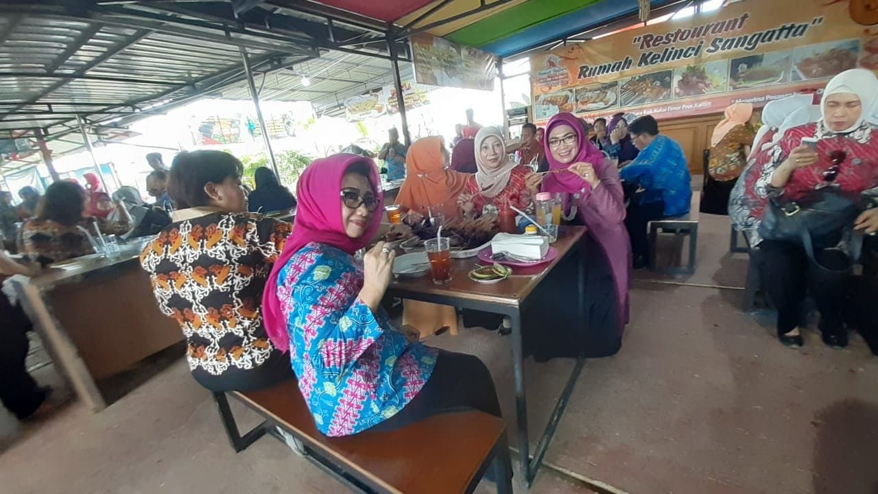 Berkunjung Ke Pondok Kelinci - Ibu-Ibu Manjakan Lidah dan Menyantap Aneka Sate