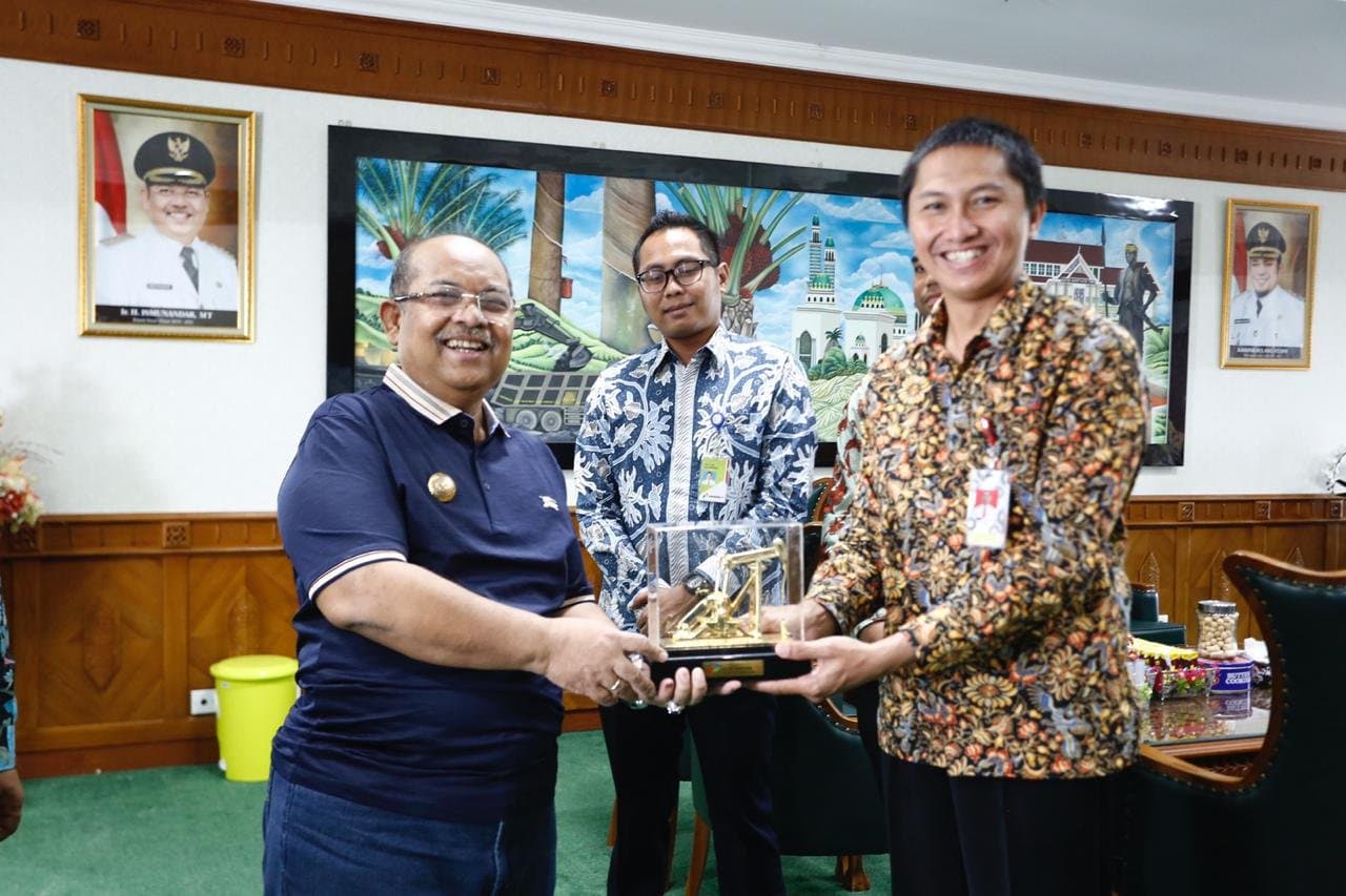 Buat Buku Profil Keberhasilan -CSR Pertamina Temui Bupati Ismunandar