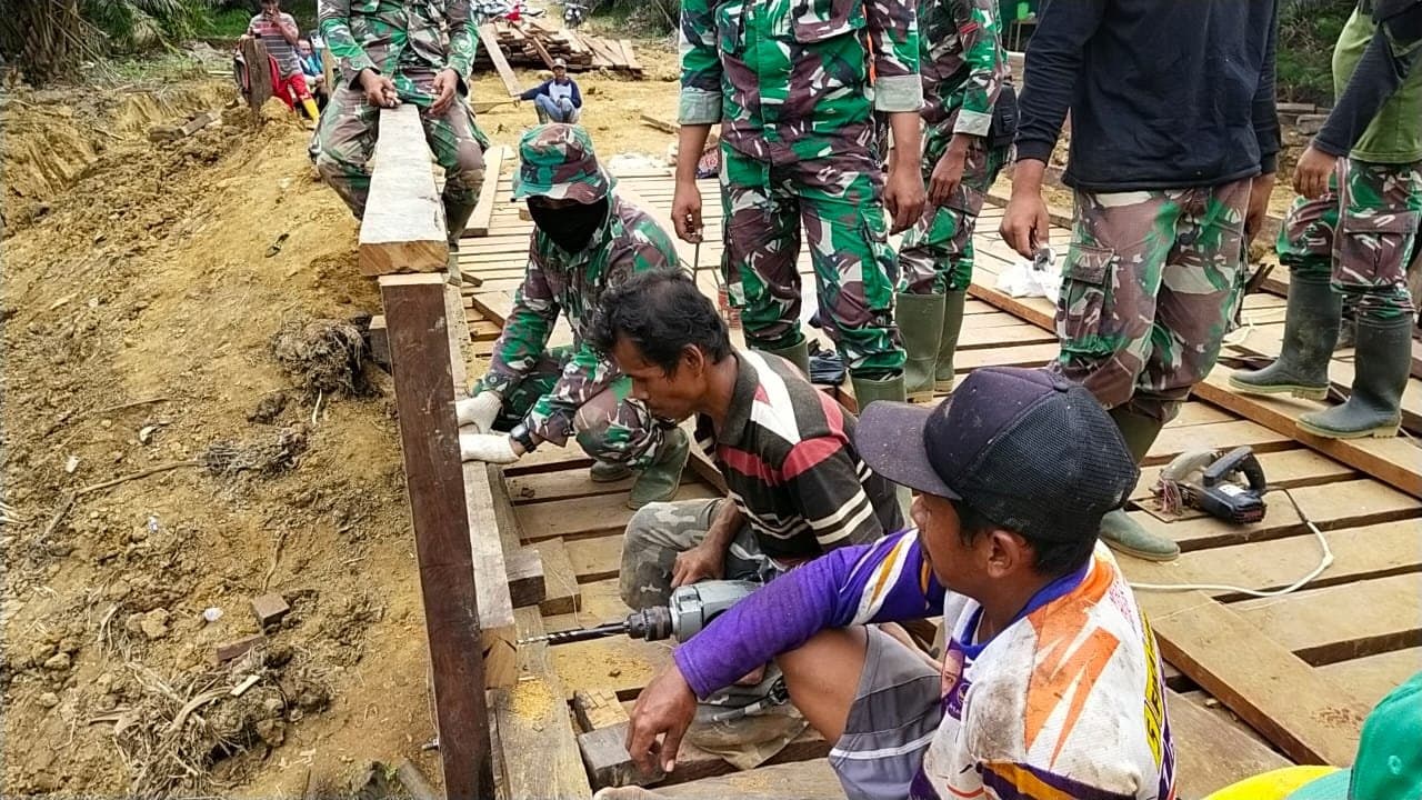 Satgas TMMD Kodim 0909/SGT Kolaborasi Dengan Warga Kaliorang - Timbun Jalan, Buat Pagar Hingga Bangun Tugu