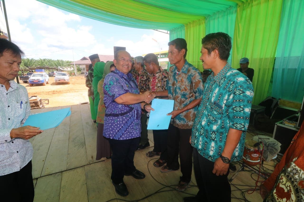 Di Kongbeng Bupati Serahkan - Sertifikat Tanah dan Seragam Sekolah