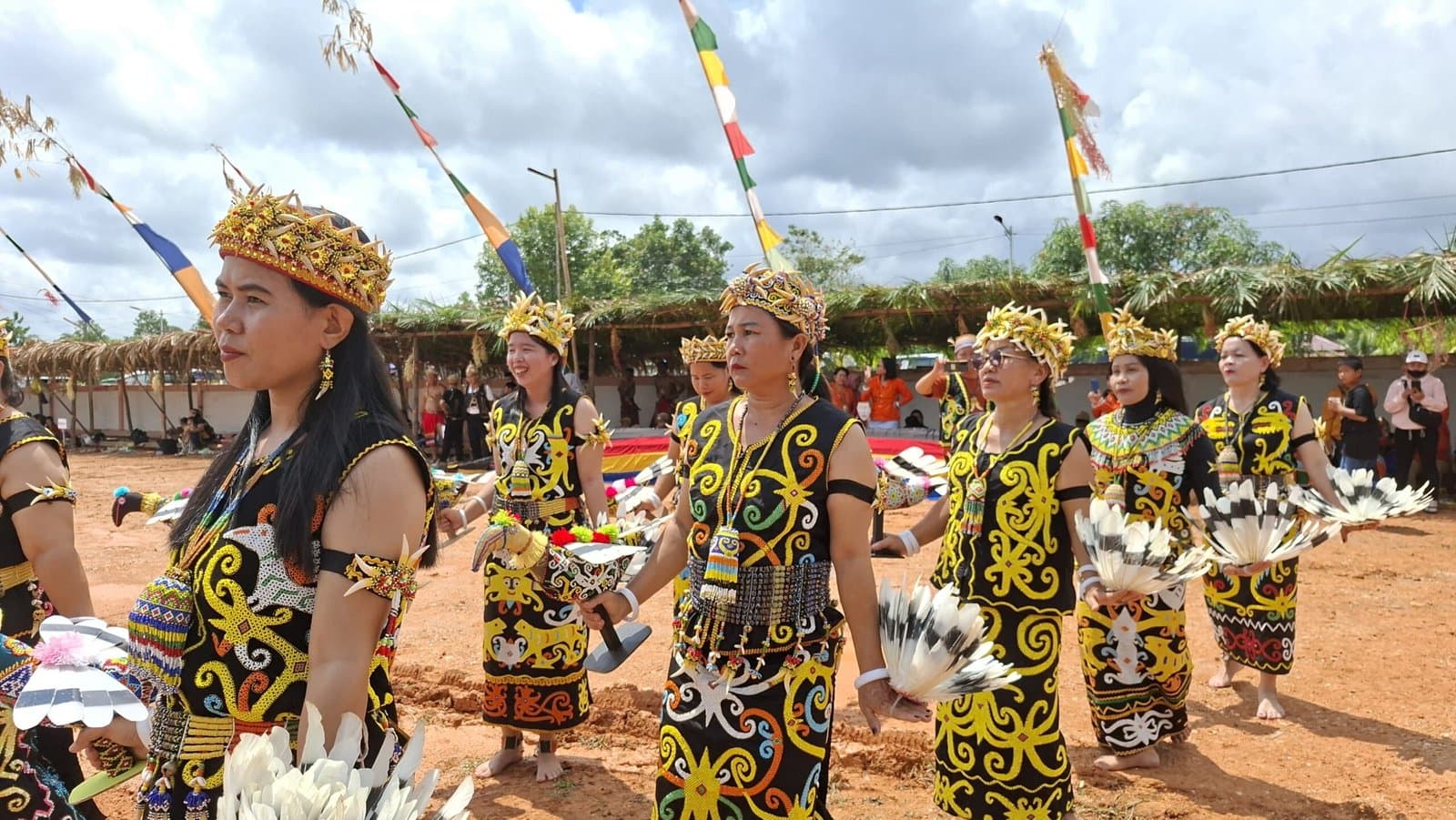 9 Tari Otentik Kayan Umaq Lekan Hiasi Pembukaan Festival Budaya UFAH 2025