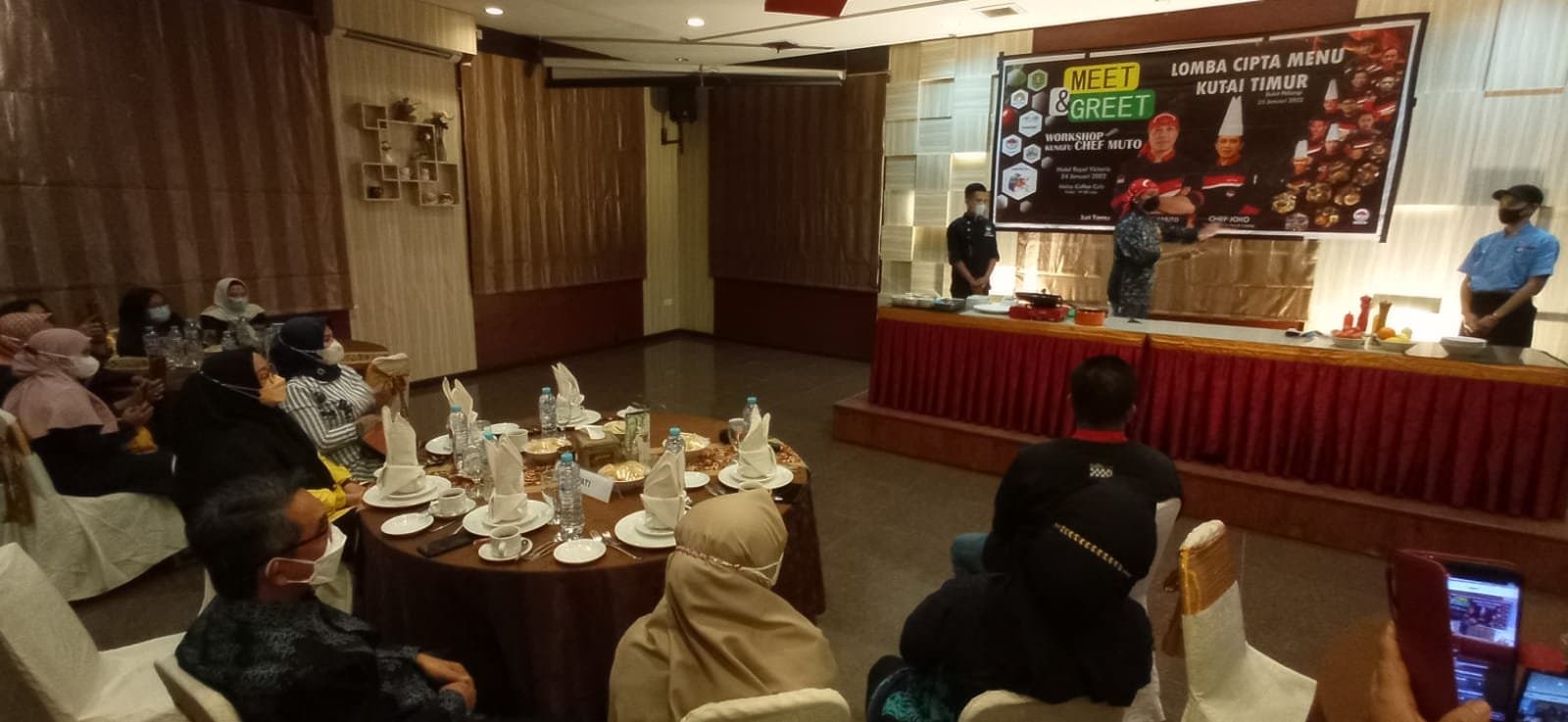Tularkan ke Masakan Daerah Kutim, Chef Muto dan Joko Berbagi Teknik Marinasi