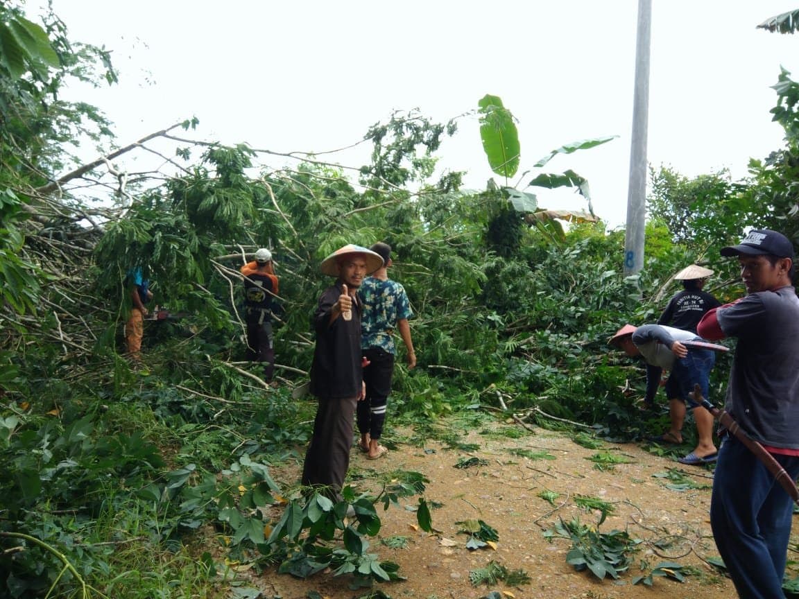 Masyarakat Antusias Bantu Pasang Jaringan - Sebentar Lagi Listrik Dinikmati Warga Pedalaman