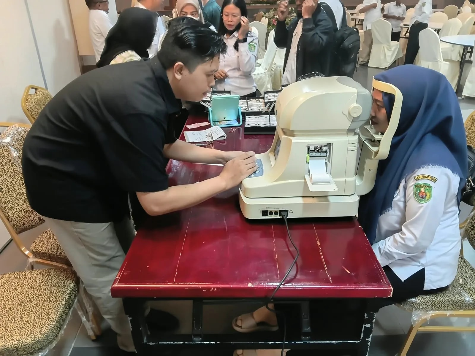 ASN Setkab Kutim Ikuti Pemeriksaan Mata Gratis