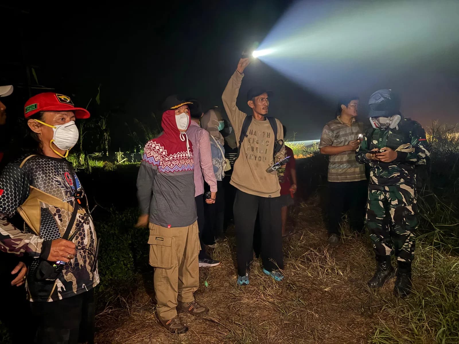 Baru Tiba di Sangatta, Ardiansyah Langsung Ikut Padamkan Kebakaran Kenyamukan