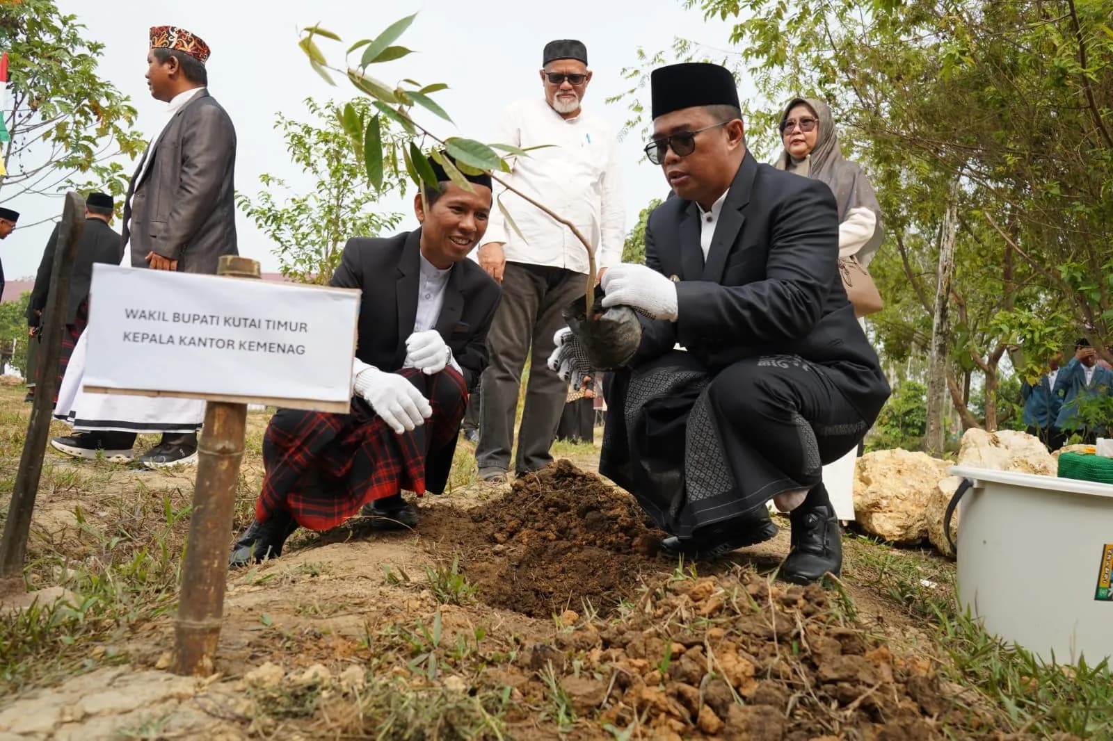 Santri Kutim Tanam Pohon, Rawat Masa Depan