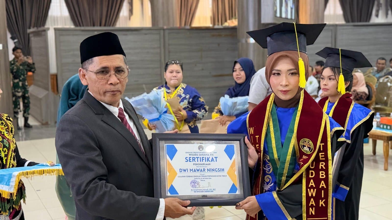 IPK 3,97 Antarkan Dwi Mawar Jadi Lulusan Terbaik STIPER Kutim