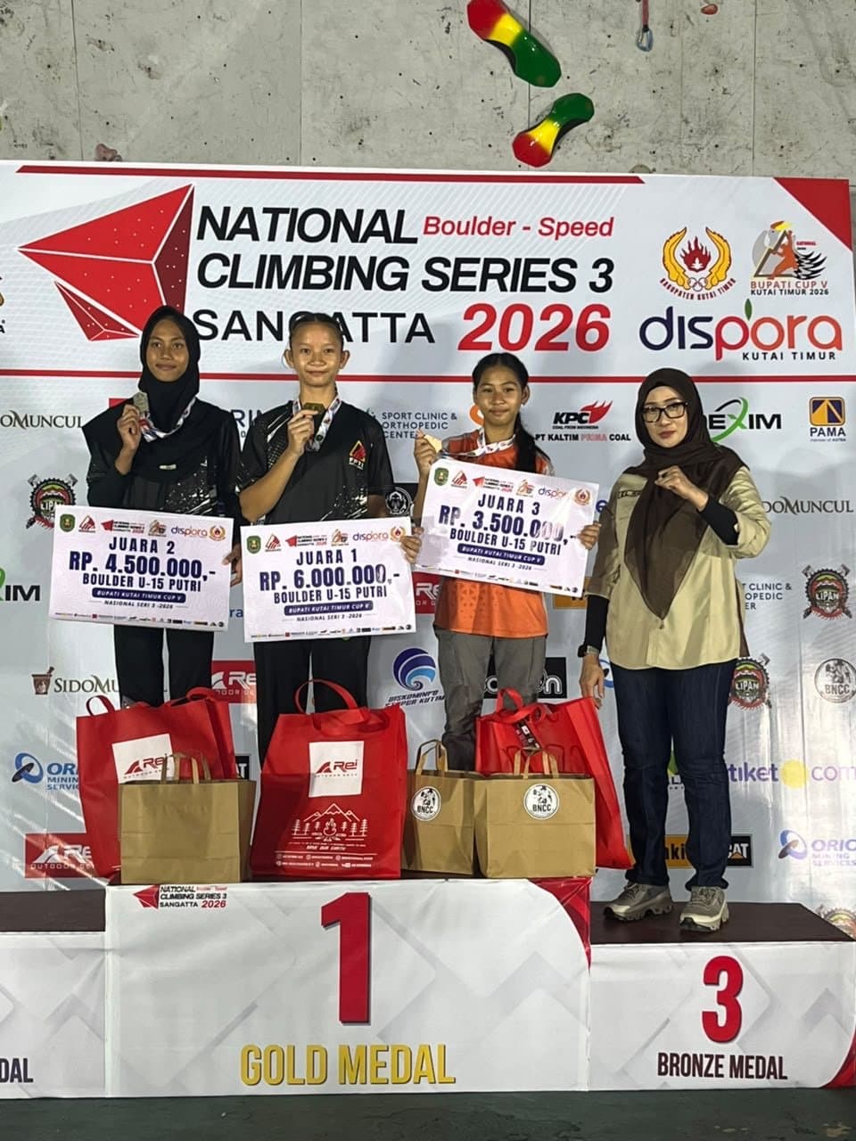 Kharis dan Aisyah Juara Boulder Putri U15 dan U13 di Kejuaraan Panjat Tebing Kutim