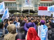 Ratusan Karyawan PT SRS Tuntut Hak Pekerja – Bupati Janji Bantu Mencarikan Solusi