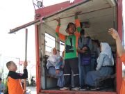 Cara BPBD Kutim Ikut Sukseskan UNBK – Bantu Siswa Lewati Banjir ke Sekolah