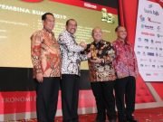 Sukses Bina PT BPR Kutim – Ismunandar Terima Award Pembina Top BUMD