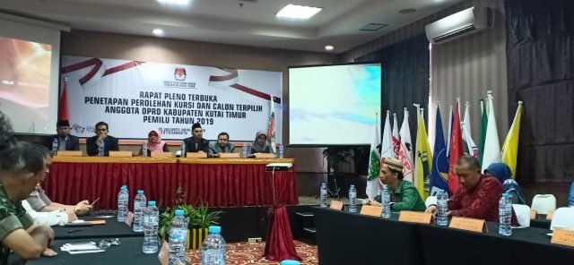 KPU Resmi Tetapkan Angota DPRD Kutim - PLENO KPU Kutim menggelar Rapat Pleno penetapan anggota DPRD Kutim yang baru. 2019-07-22 at 20.11.12