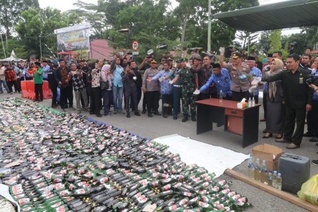 Jelang Natal dan Tahun Baru Polres Kutim Musnahkan 2.260 Botol Miras