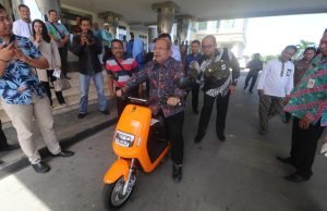 Ismu Tertarik Dengan Motor Listrik ECGO 2