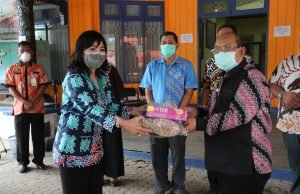 Bupati Serahkan 50 APD Kepada Direktur RSUD Kudungga
