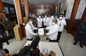 Bapenda Kutim Bantu Sumbang APD – Perangi COVID-19, OPD Lain Bisa Mencontoh