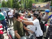 Peringati May Day, Bupati Bersama Buruh Sosialisasi COVID-19 – Bagi Masker dan Ingatkan Protokol Kesehatan