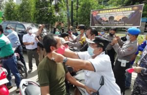 Peringati May Day, Bupati Bersama Buruh Sosialisasi COVID-19 – Bagi Masker dan Ingatkan Protokol Kesehatan
