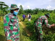 Satgas Pra TMMD Merintis Lahan Bersama Warga Kaliorang