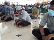 Petugas Masjid Agung Jalankan Protokol Kesehatan – Sholat Jumat Lebih Khusuk, Tak Ada Jamaah Bersin dan Batuk