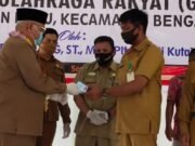 Seskab Kutim Serahkan 42 KTP-el – Untuk Warga Bengalon, Berusia 17 tahun