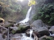 Eksotisnya Air Terjun Embang Lemun di Lebatnya Rimba Narkata