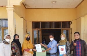 Dekranasda Kutim Bantu Perajin Muara Wahau – Serahkan Hibah Alat Penipis dan Pembelah Rotan