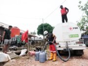 Hari Ketujuh Pasca Banjir Sangatta, PMI Kutim Drop Air Bersih 15.000 Liter