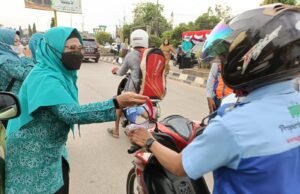 Tumbuhkan Nasionalisme Warga, TP PKK Kutim Ikut Bagikan Bendera Merah Putih