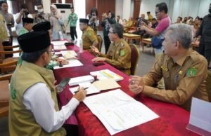 Jajaran Eksekutif hingga Legislatif Kompak Serahkan Zakat