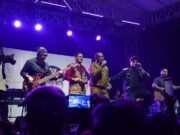 Wabup Kasmidi Semarakkan Penutupan Bazar UMKM Sangkulirang dengan Lagu Andalan