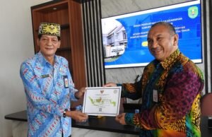 Dispusip Kutim Terima Sertifikat Akreditasi B – Dinilai Telah Lakukan Pengelolaan Berstandar Nasional