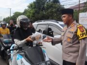 Polres Kutim Berbagi Ratusan Takjil