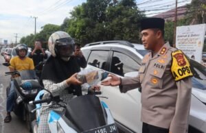 Polres Kutim Berbagi Ratusan Takjil