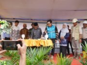 Komitmen Pembangunan Desa, Bupati Kutim Resmikan Listrik PLN 24 Jam di Desa Pengadan