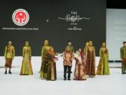 Batik Khas Kutim “Majestic Wakaroros” Tampil di Panggung Indonesia Fashion Week 2025