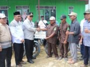 Di Kaliorang, Mahyunadi Serahkan Bantuan Motor untuk Aparat Desa dan Tinjau Jalan Usaha Tani