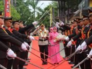 Estafet Tongkat Komando, Tradisi Pedang Pora Iringi Serah Terima Kapolres Kutai Timur