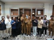 Mahyunadi Lepas Dua Atlet Muaythai Kutim Ikuti TC Persiapan Sea Games