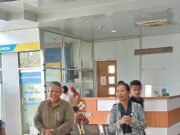 Menunggu Giliran, Pengunjung RSUD Kudungga Dapat Edukasi Stunting