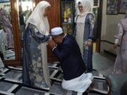 Mahyunadi Berdoa di Pusara Ayah Tercinta, Jejak Bakti di Hari Fitri