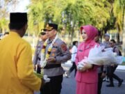 Kearifan Lokal, Kapolres Kutim Baru Disambut Prosesi Tepung Tawar